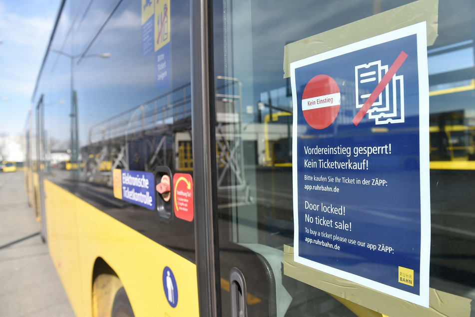 Bundesweit fahren derzeit weniger Busse und Bahnen.