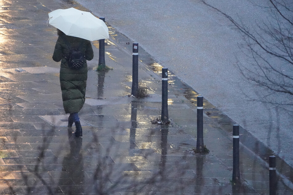 Hamburg: Eine Passantin geht im leichten Schneeregen durch den Stadtteil Eimsbüttel.