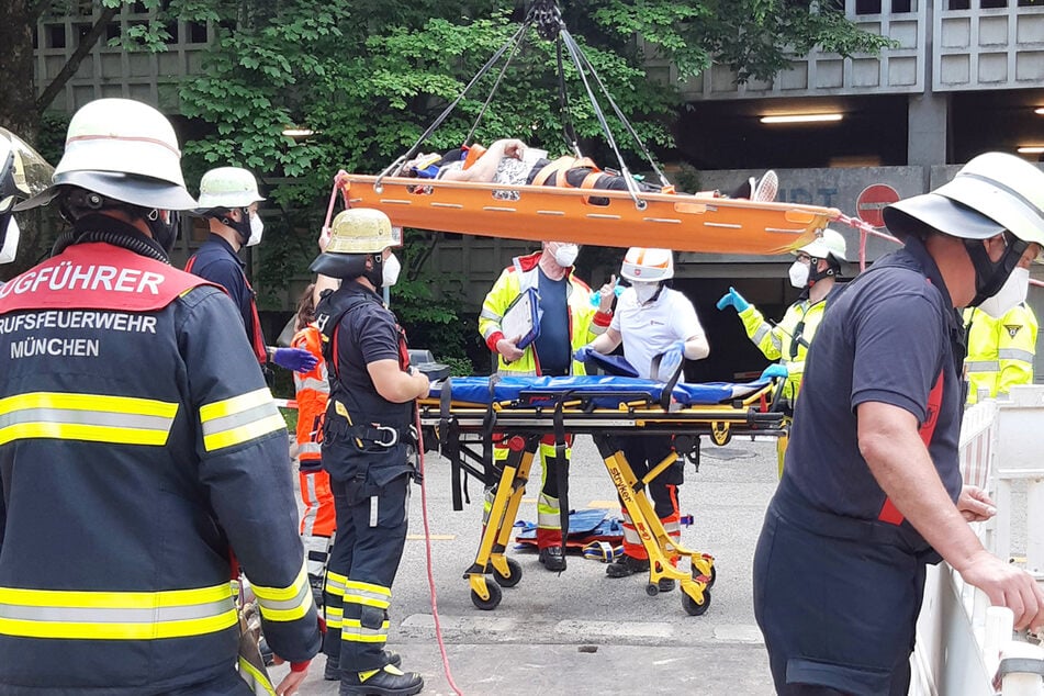 Eine 59 Jahre alte Radfahrerin hat sich bei einem Sturz in eine Baugrube in München schwere Verletzungen zugezogen.