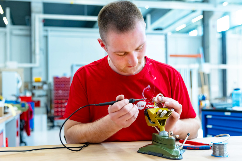 Bei diesem Job ist Fingerspitzengefühl gefragt: Werde Elektroniker / Mechatroniker (m/w/d) bei scia Systems.