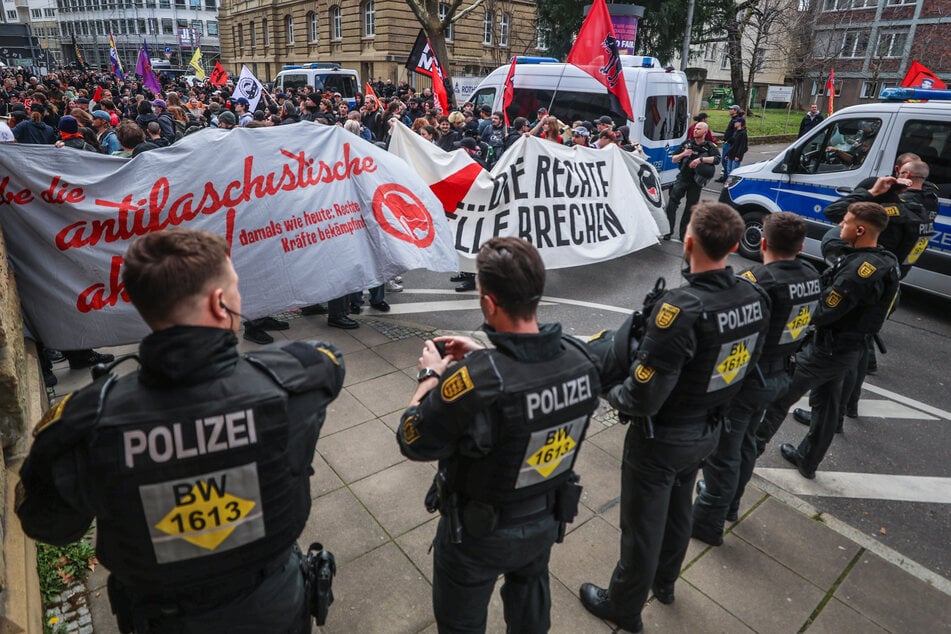 Demonstranten gegen einen bundesweiten "Gemeinsam für Deutschland"-Protest stehen Polizisten gegenüber.