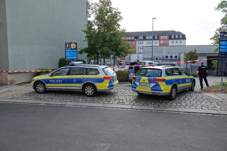 Der Einsatzort rund um das Netto an der Ecke Menageriestraße/Berliner Straße ist abgesperrt.