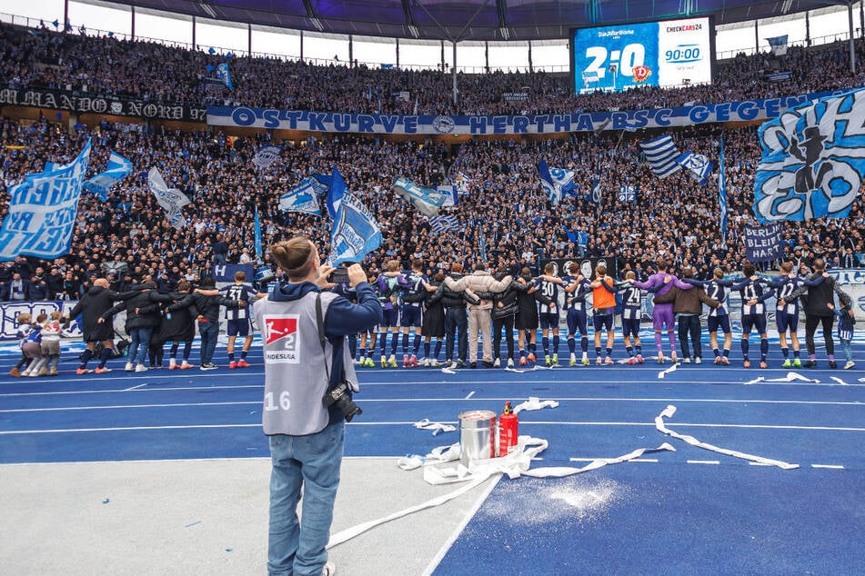 Am Ende konnten die Spieler vor der Ostkurve den nächsten Heimsieg mit den Hertha-Fans feiern.