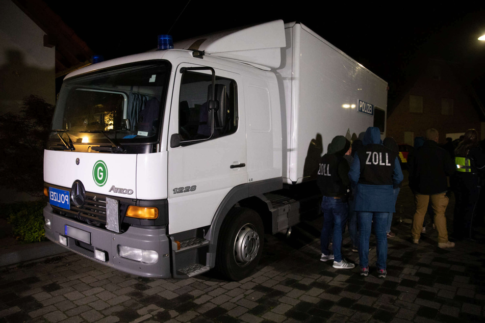 In Aldenhoven (Kreis Düren) sind Ermittler bei einer Razzia auf ein ganzes Waffenlager gestoßen.