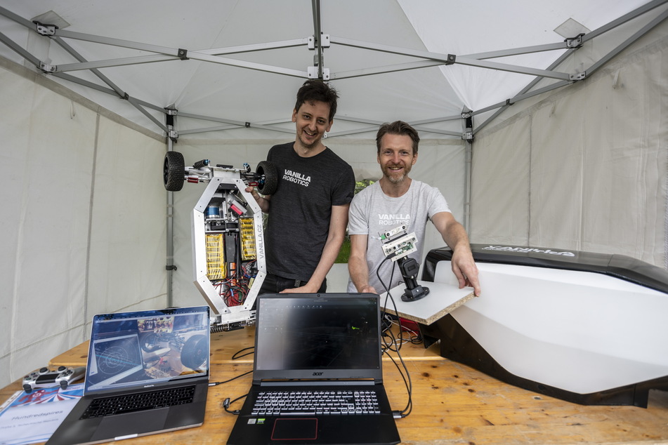 Tomas Krivda (37) und Jan Sedlacek (39) vom tschechischen Start-up "Vanilla Robotics" zeigen ihre Erfindung - ein 3-D-gedrucktes Fahrzeug, das nicht von einem Menschen gesteuert werden muss.