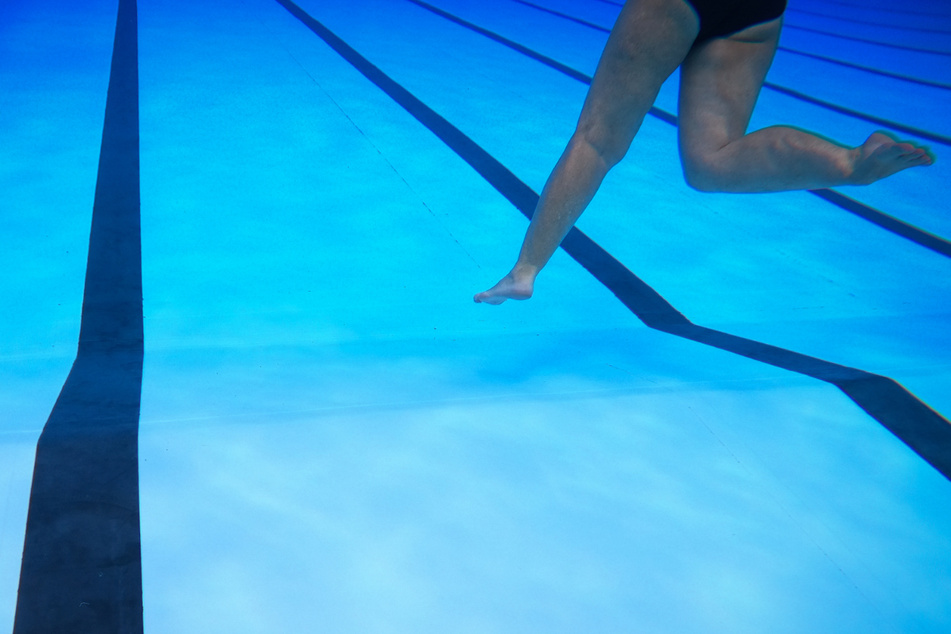 17-Jährige im Schwimmbad sexuell belästigt: Es geschah unter Wasser