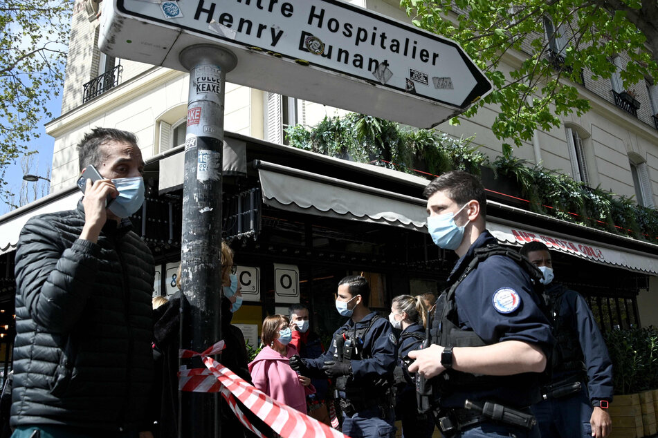 Polizisten sperren das Gebiet um das Krankenhaus Henry Dunant ab. In Paris ist mindestens ein Mensch in der Nähe eines Krankenhauses durch Schüsse getötet worden.