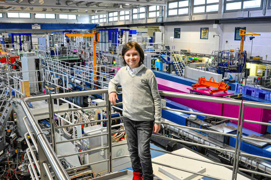 Laurent (12) steht in der Neutronenleiterhalle West der Forschungs-Neutronenquelle Heinz Maier-Leibnitz (FRM II) der Technischen Universität München.