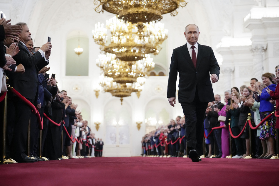 Auf dem Weg zur Vereidigung: Wladimir Putin (71) schlendert durch die prunkvollen Säle des Kremls.