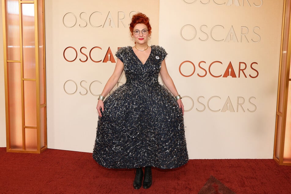 Die polnisch-amerikanische Designerin Malgosia Turzanska trug ein "Ice Out"-Anstecker am Kleid.