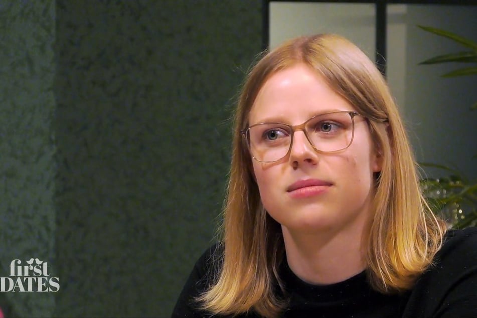 Bianca (25) zahlt ihren Anteil des Essens selbst und wird nicht von Karl (23) eingeladen.