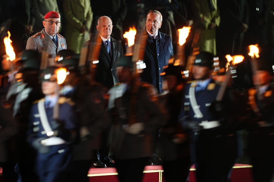 Zu der Militärzeremonie gehören traditionell auch Falkenträger.