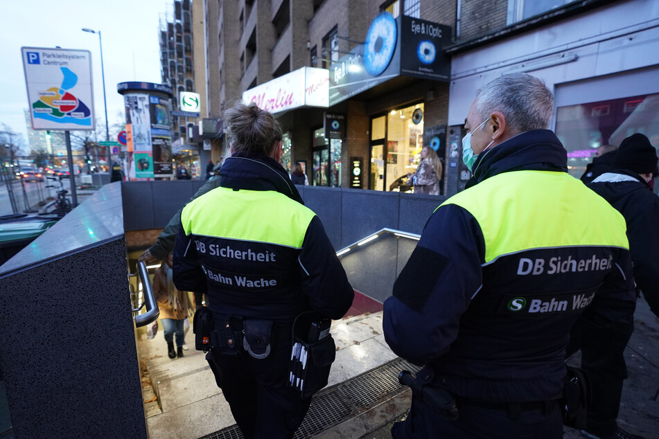 Hamburg: 22-Jährige gerät zwischen S-Bahn und Bahnsteigkante: Polizei warnt erneut vor Gefahren