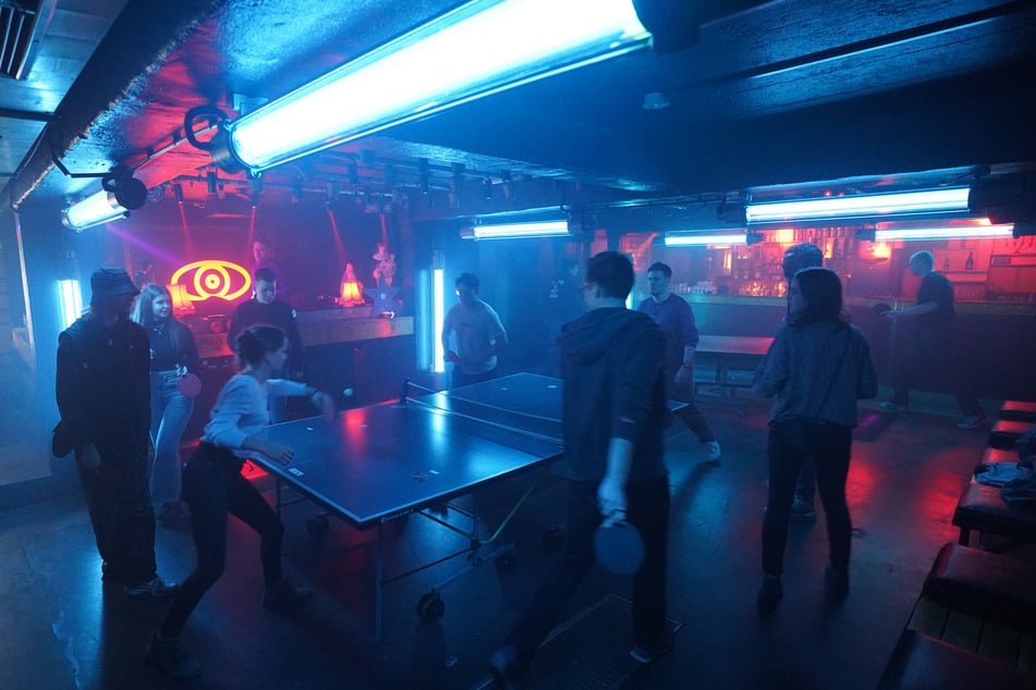 Teilnehmer des Techno-Tischtennis-Rundlauf im Club Solar an der Reeperbahn.