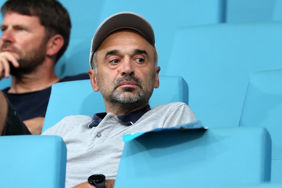 Aues Chefcoach Khvicha Shubitidze (51) schaute sich den künftigen Gegner, den CFC am Dienstagabend im Stadion an.