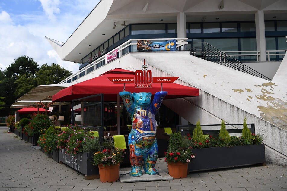 Blick auf das Restaurant "MIO Berlin" direkt unter dem Fernsehturm am Alexanderplatz.