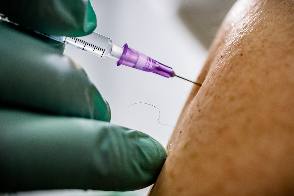 Ein Arzt verimpft die zweite Dosis Biontech-Pfizer Impfstoff.