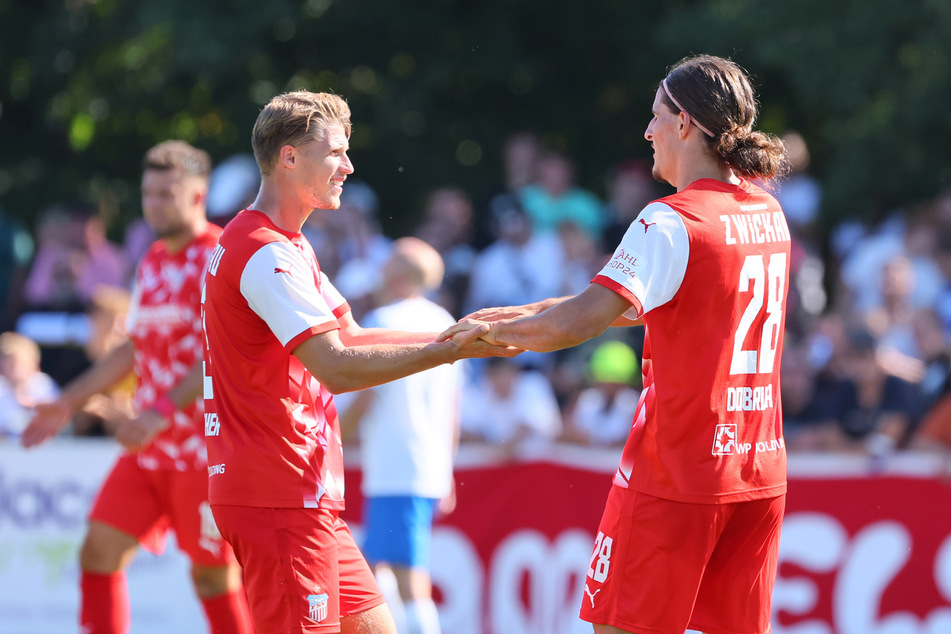 FSV-Stürmer Veron Dobruna (r.) freut sich nach seinem 2:0-Treffer mit Rene Rüther.