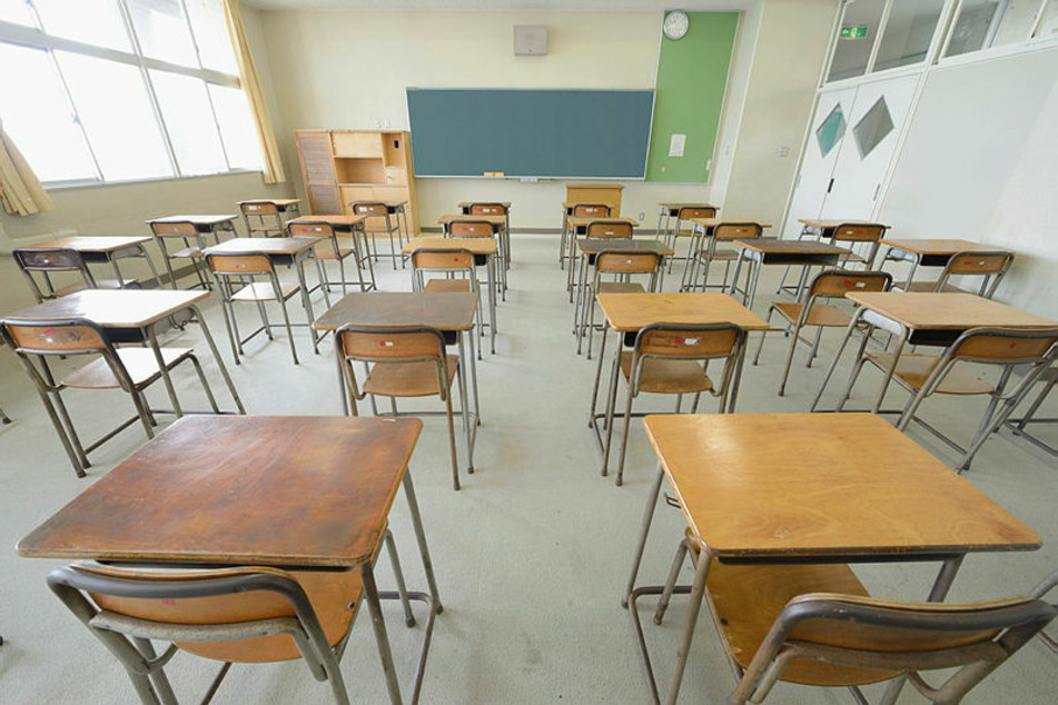 Leere Klassenzimmer – in Sachsen sollen die Schulen weiter geschlossen bleiben. Bis Monatsende sollen allenfalls Abschlussjahrgänge beschult werden.