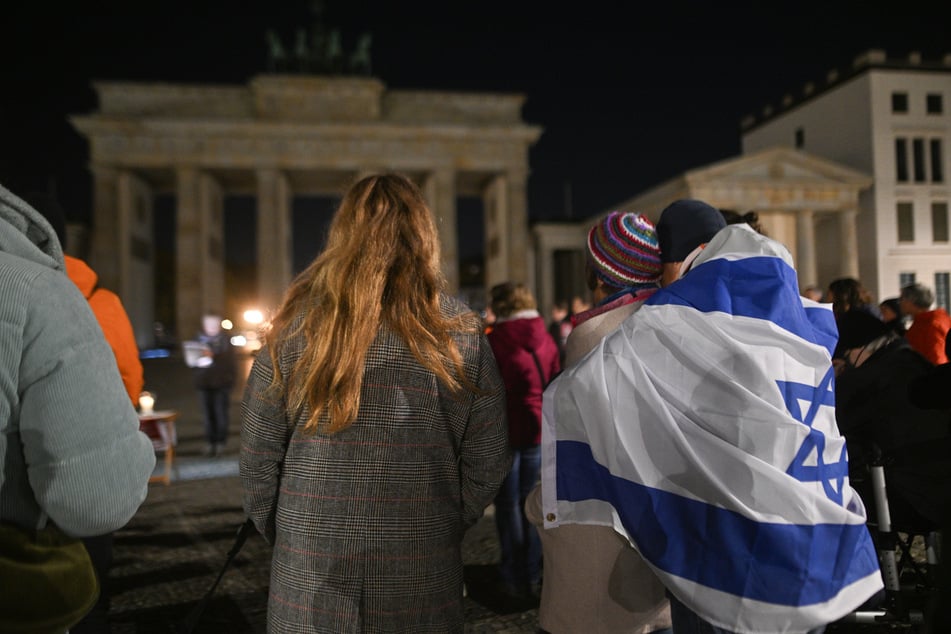 Vor dem Brandenburger Tor in Berlin wurden am Montagmorgen Namen der von den Hamas Ermordeten und Entführten verlesen.