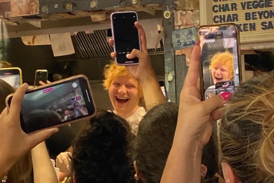 Hinter der Theke des Hot-Dog-Lokals schien Ed Sheeran (32) eine Menge Spaß zu haben.
