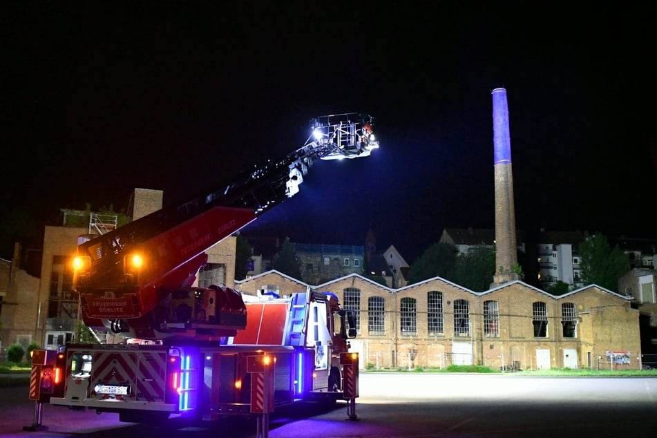 Die Berufsfeuerwehr löschte die Flammen. Der Schornstein ist einsturzgefährdet.