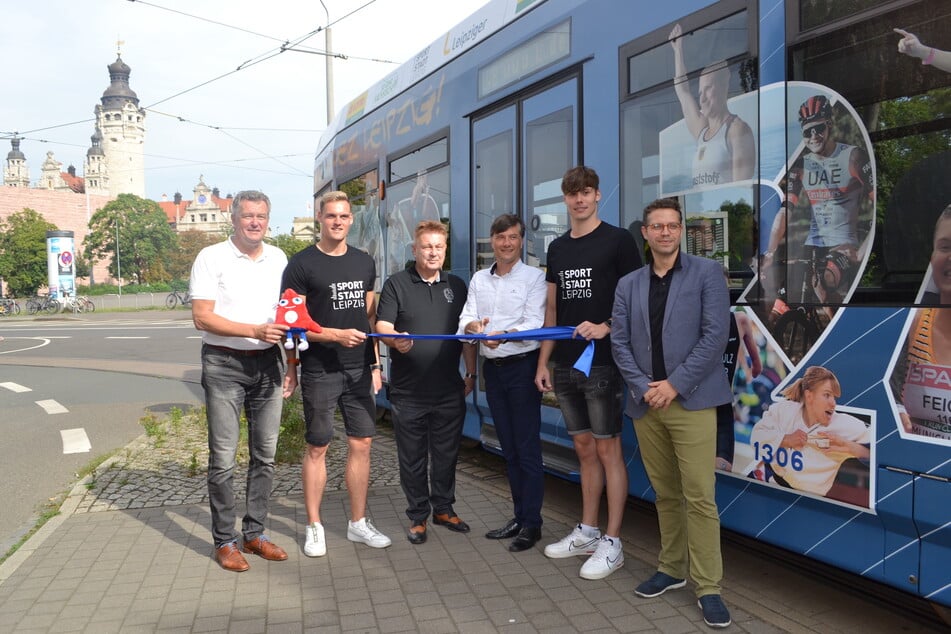 (v.l.n.r.): Ronald Juhrs (LVB), Schwimmer Marek Ulrich (SSG Leipzig), Bernd Merbitz (Präsident SC DHfK Leipzig), Heiko Rosenthal (48, Die Linke), Schwimmer David Thomasberger (SSG Leipzig) und Steffen Palm (LVB) weihten die Tram ein.