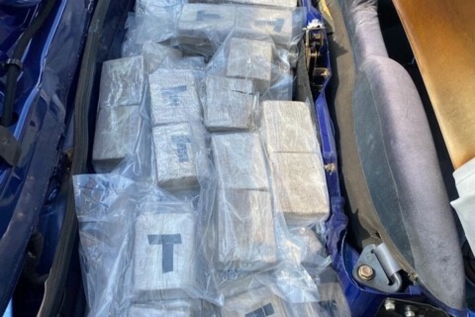Die Pakete mit dem mutmaßlichen Heroin lagerten im Kofferraum des Autos.