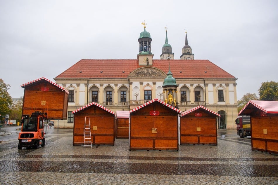 Der Weihnachtsmarkt wird nun wieder aufgebaut.
