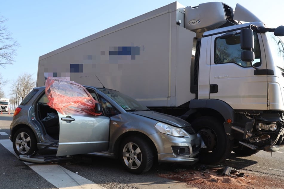 Ein Suzuki kollidierte am Mittwochmorgen bei Oederan (Landkreis Mittelsachsen) mit einem Laster. Die Kreuzung musste kurzzeitig gesperrt werden.