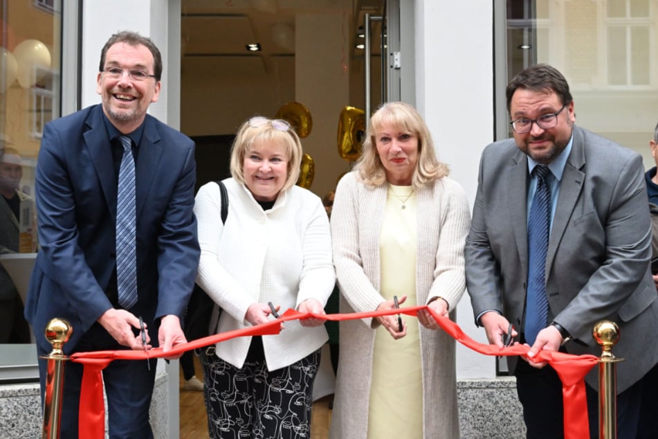 VZS-Vorstand Andreas Eichhorst, Cornelia Brettschneider (Landratsamt), Sozialministerin Petra Köpping und Zwickaus Finanzbürgermeister Sebastian Lasch (v.l.) eröffnen das 150.000 Euro teure Kompetenzzentrum in Zwickau.