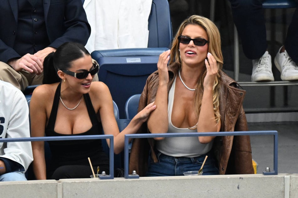Brooks Nader (derecha) con su hermana Sarah Jane (23) en la final del US Open, en la grada.