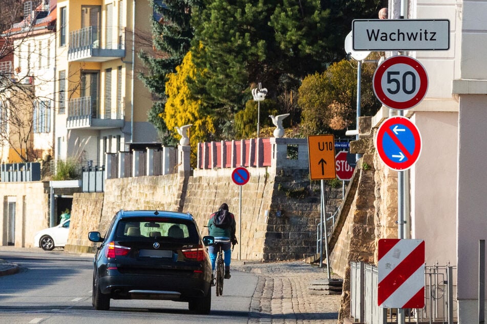 Bald müssen sich die Verkehrsteilnehmer eine Umleitung auf ihrer Route über die Pillnitzer Landstraße fahren. (Archivfoto)