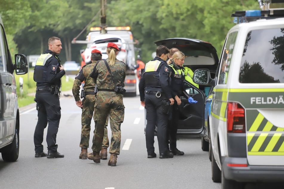 Die Feldjäger der Bundeswehr kamen zu der Unfallstelle und befragten Polizisten.