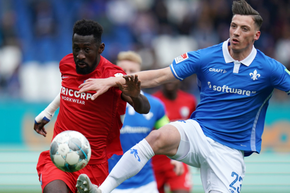 Darmstadts Nicolai Rapp (r) und Silvere Ganvoula von Bochum kämpfen um den Ball.