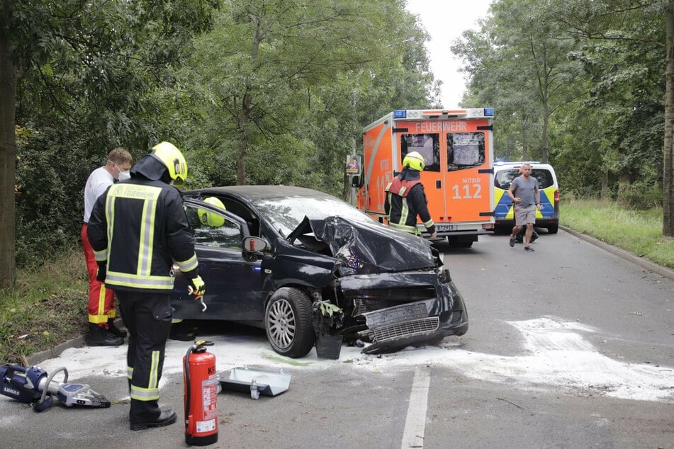 Nach einem Autounfall in Pankow rückten die Polizei und die Feuerwehr aus.