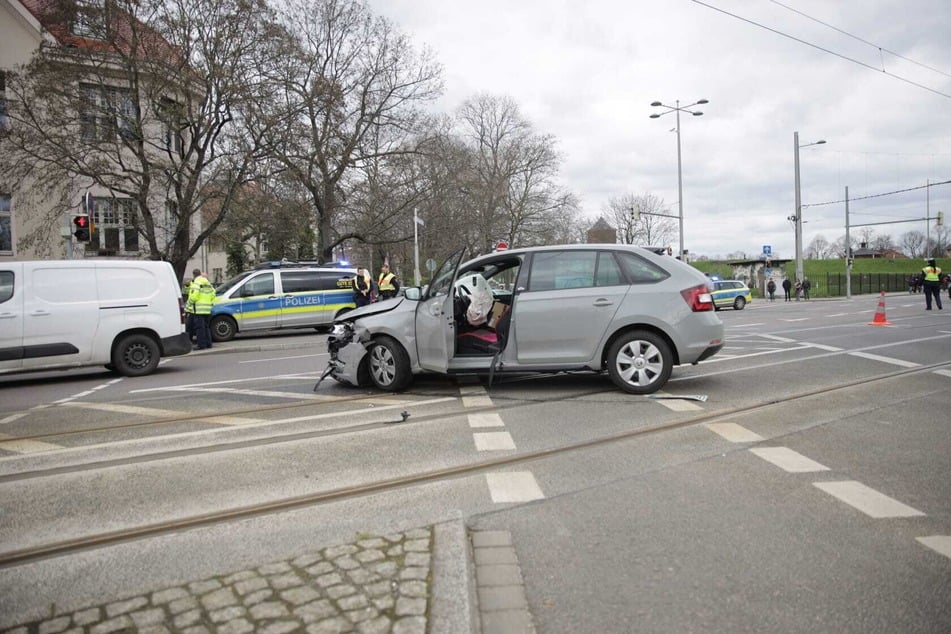 Beide Wagen erlitten dabei Totalschaden. Die Fahrer blieben nach ersten Informationen unverletzt.