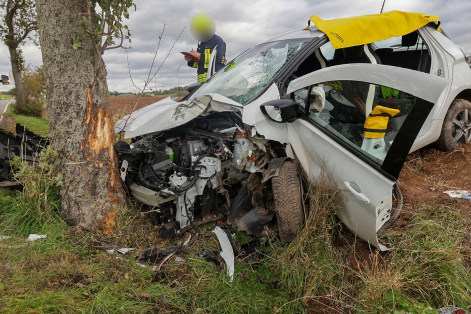 Auto kracht gegen Baum: Fahrerin schwer verletzt