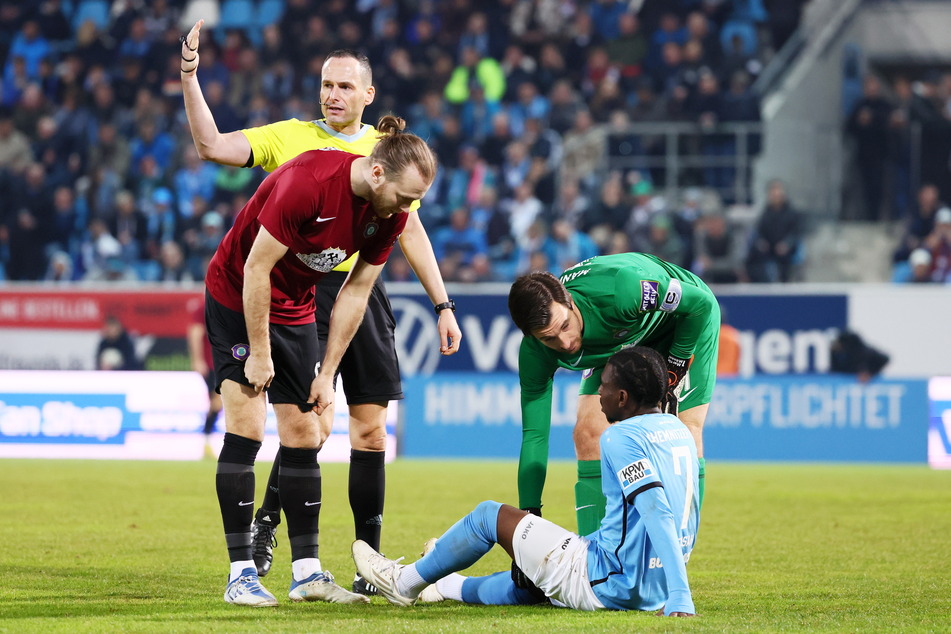 Stephan Mensah (22, am Boden) verletzte sich beim 3:0-Pokalsieg über den FC Erzgebirge. Seither fehlt er. Sein Comeback muss er weiter verschieben.