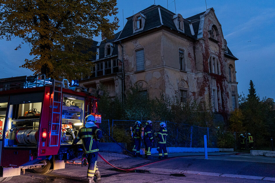 In Auerbach musste die Feuerwehr am frühen Freitagmorgen ein Brand im Klubhaus Nord löschen.