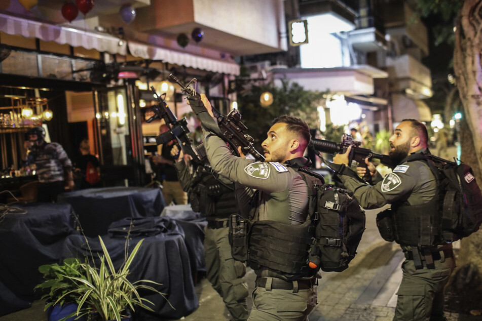 Israelische Sicherheitskräfte suchen nach dem Attentäter von Tel Aviv.