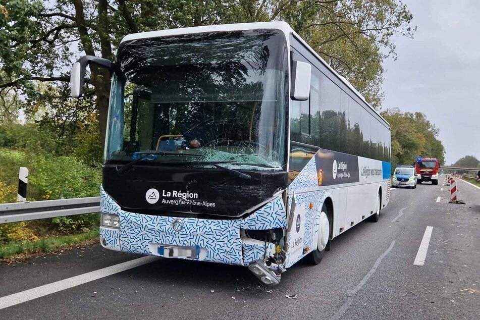 Ein Reisebus war an dem Unfall beteiligt.