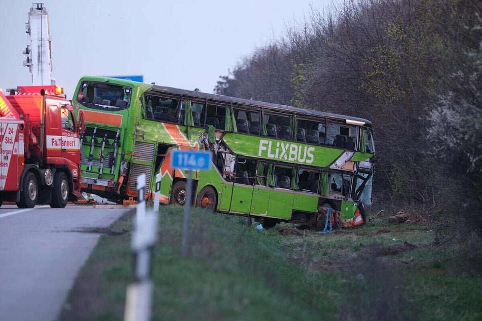 In diesem umgekippten Flixbus starben am 27. März vier Menschen, zahlreiche weitere Insassen wurden verletzt.