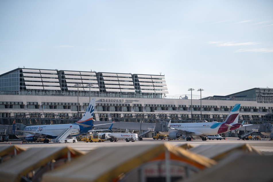 Flugzeuge der Fluggesellschaften "Sun Express" und "Eurowings" stehen am Flughafen Stuttgart.