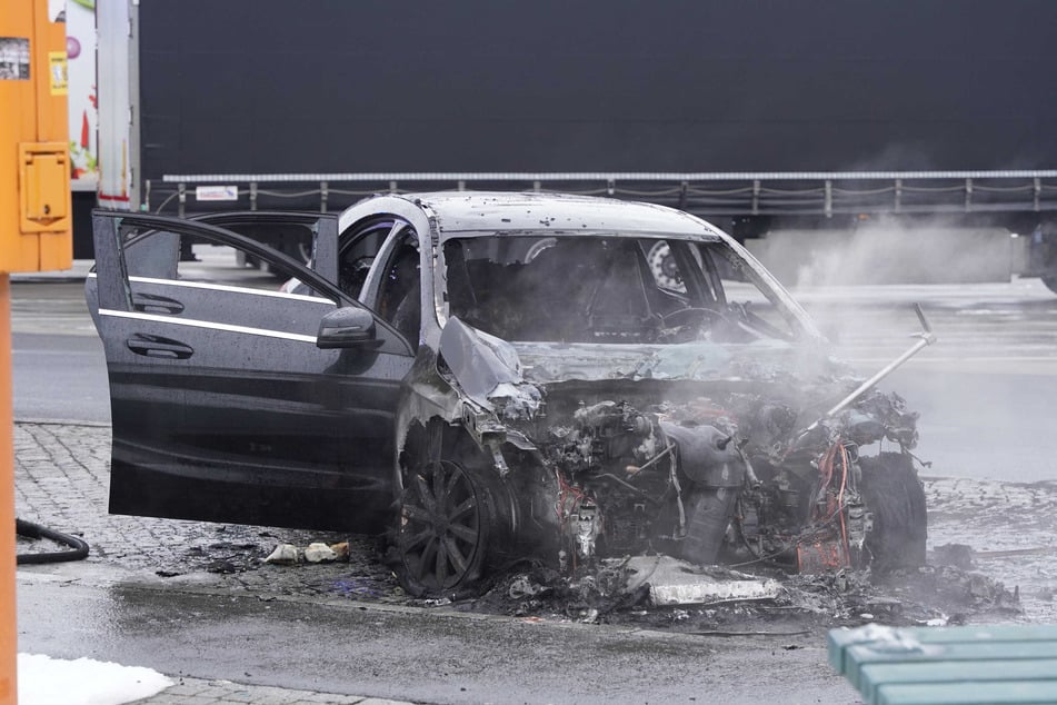 Die Feuerwehr konnte den Brand zwar löschen, am Auto entstand jedoch ein Totalschaden.