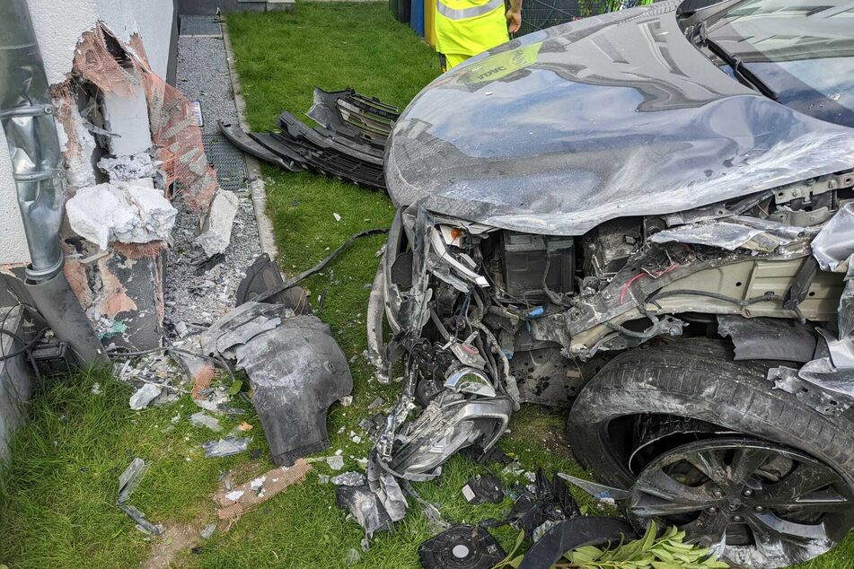 Parken vorm Haus geht schief: Hyundai-Fahrerin kracht in Wand von Nachbarn