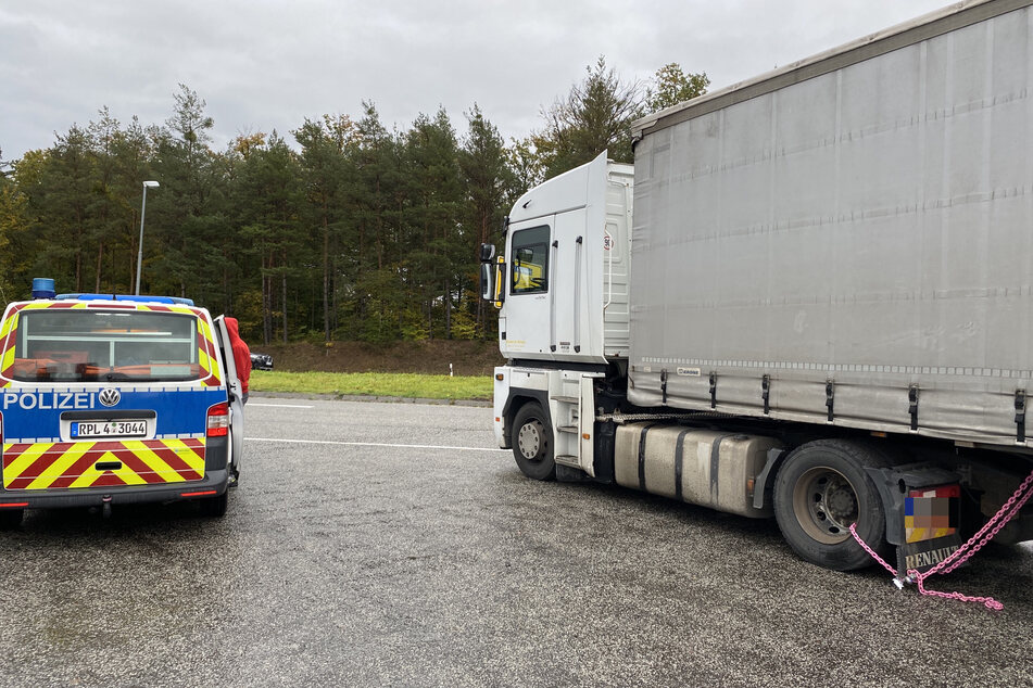 Für zwei Lastwagen hieß es am Mittwochmorgen umgehend "Stopp", nachdem die Polizei sie genauer inspiziert hatte.