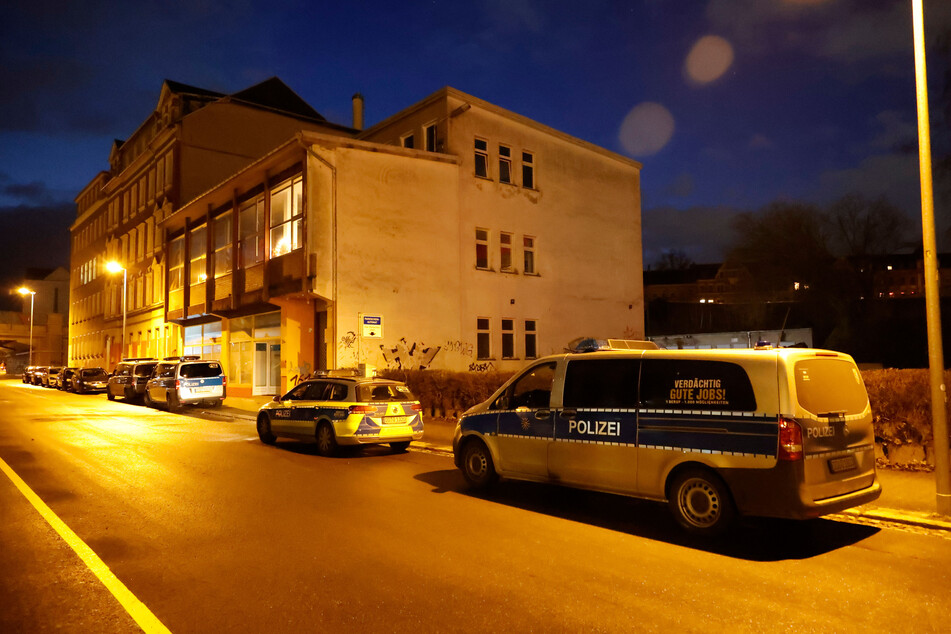Die Polizei hat am Donnerstagmorgen eine Wohnung in einem Mehrfamilienhaus in der Uferstraße Ecke Rembrandtstraße durchsucht.
