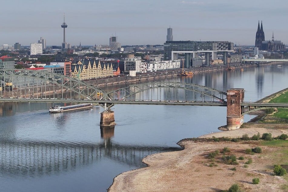 Aufgrund des Niedrigwassers sind derzeit nur wenige Schiffe auf dem Rhein unterwegs. (Symbolfoto)