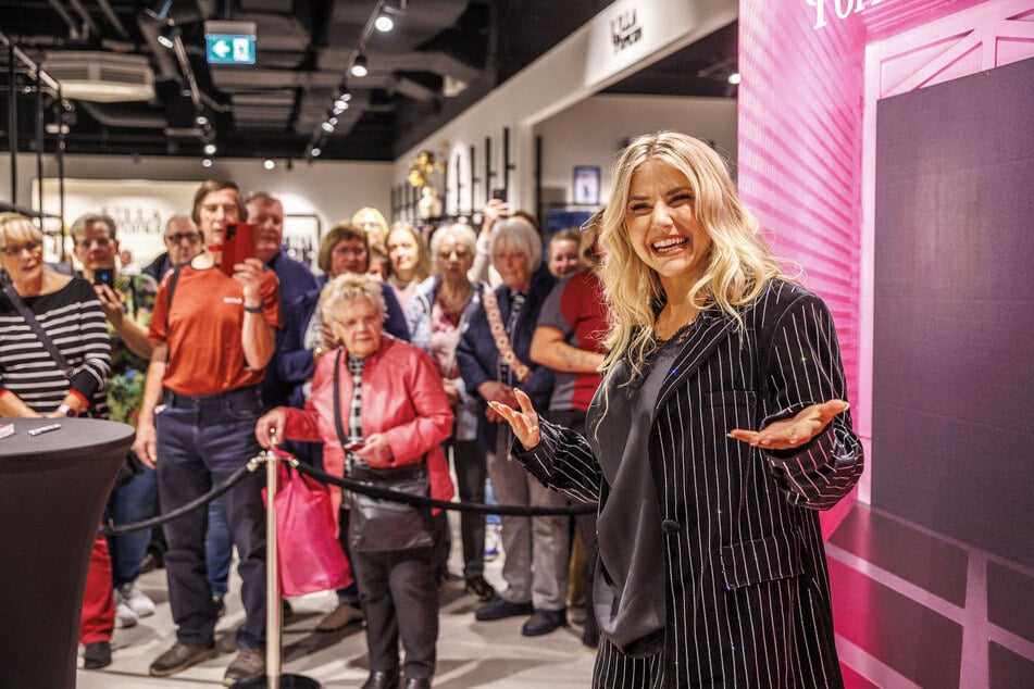Gleich wird die Absperrkordel gelöst und Beatrice Egli kann mit ihren Fans bei "Ulla Popken" shoppen.
